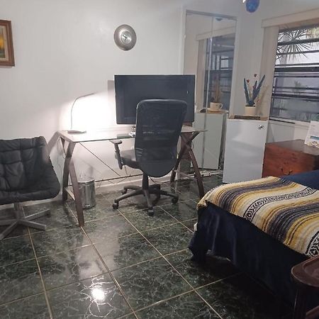 Snug Minimalist Full Bed With 50 Inch Smart Tv, Netflix, Airplay, Mini-Fridge, And 500 Mbps Wifi Near Fiu, Dolphin Mall, Airport Маями Екстериор снимка