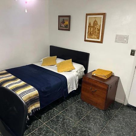 Snug Minimalist Full Bed With 50 Inch Smart Tv, Netflix, Airplay, Mini-Fridge, And 500 Mbps Wifi Near Fiu, Dolphin Mall, Airport Маями Екстериор снимка