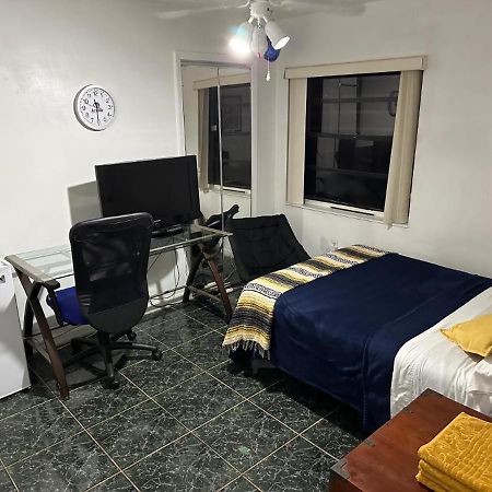 Snug Minimalist Full Bed With 50 Inch Smart Tv, Netflix, Airplay, Mini-Fridge, And 500 Mbps Wifi Near Fiu, Dolphin Mall, Airport Маями Екстериор снимка