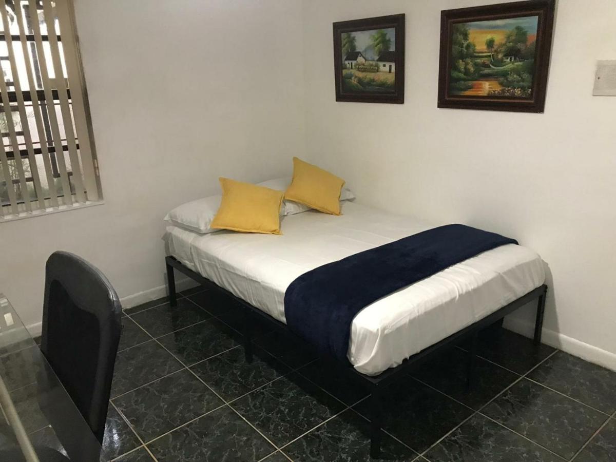 Snug Minimalist Full Bed With 50 Inch Smart Tv, Netflix, Airplay, Mini-Fridge, And 500 Mbps Wifi Near Fiu, Dolphin Mall, Airport Маями Екстериор снимка