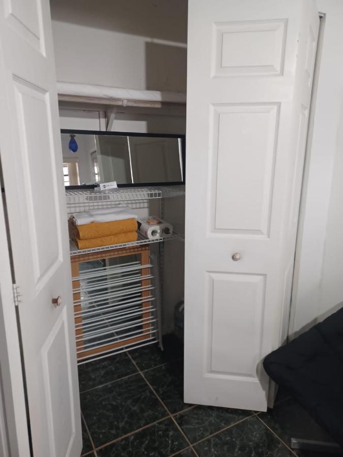 Snug Minimalist Full Bed With 50 Inch Smart Tv, Netflix, Airplay, Mini-Fridge, And 500 Mbps Wifi Near Fiu, Dolphin Mall, Airport Маями Екстериор снимка