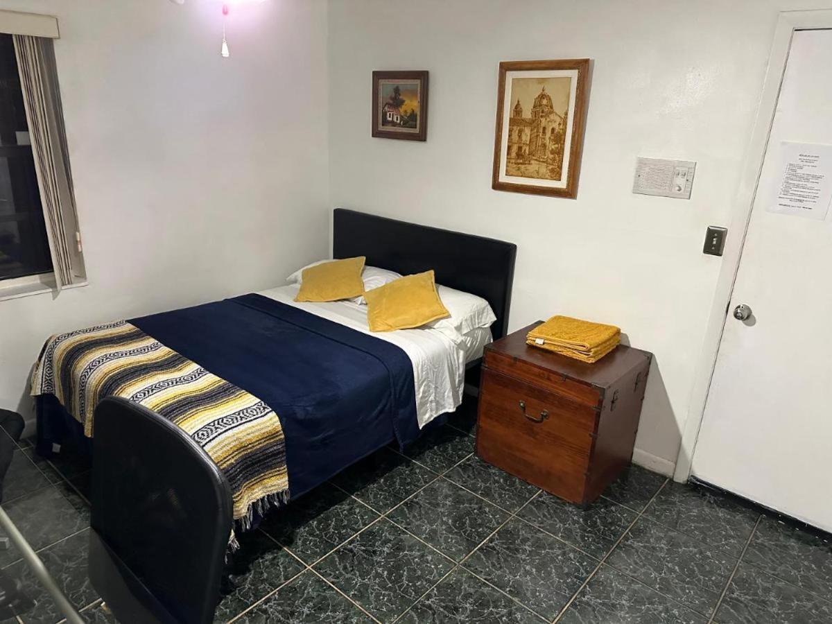 Snug Minimalist Full Bed With 50 Inch Smart Tv, Netflix, Airplay, Mini-Fridge, And 500 Mbps Wifi Near Fiu, Dolphin Mall, Airport Маями Екстериор снимка