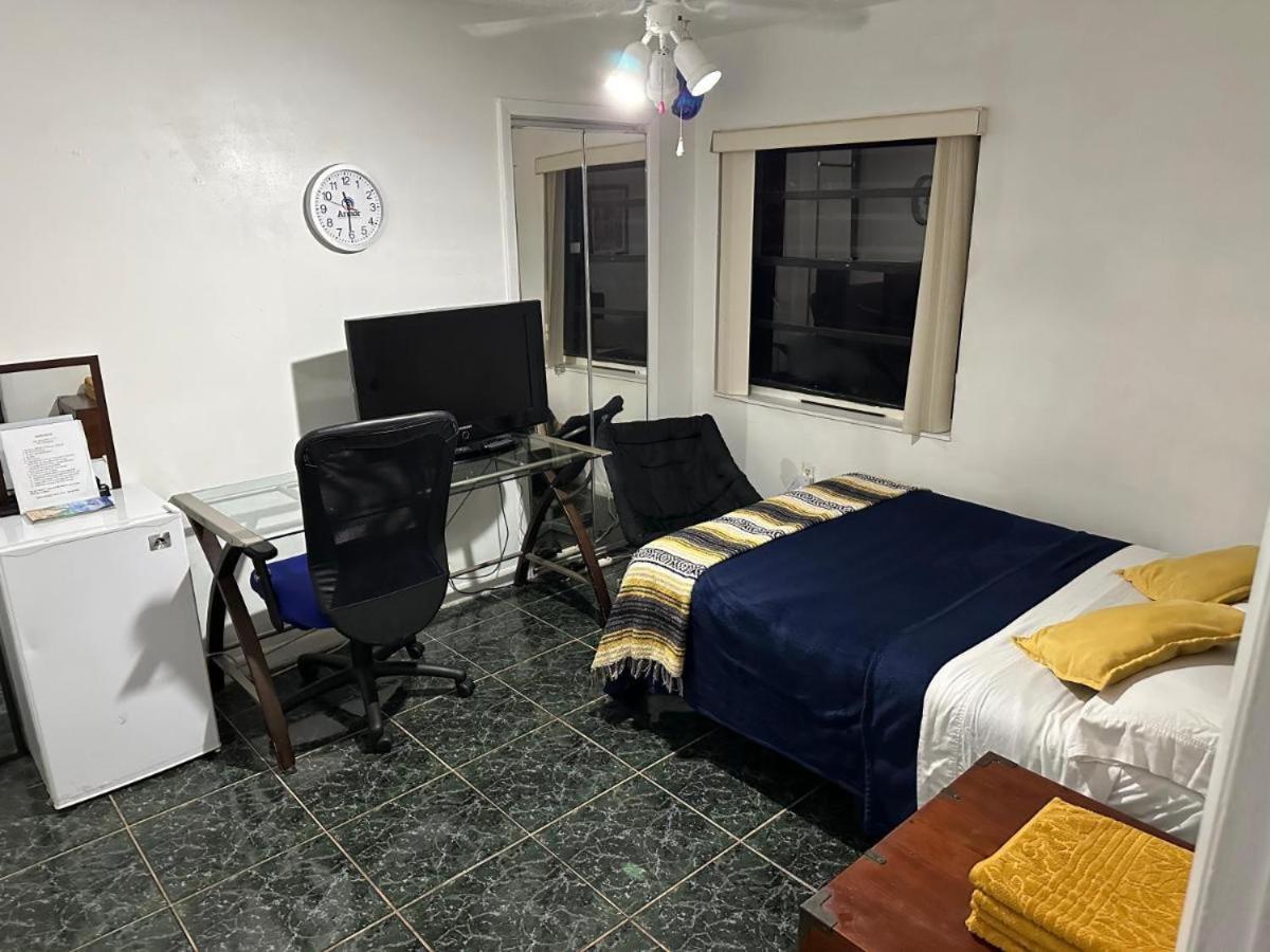 Snug Minimalist Full Bed With 50 Inch Smart Tv, Netflix, Airplay, Mini-Fridge, And 500 Mbps Wifi Near Fiu, Dolphin Mall, Airport Маями Екстериор снимка